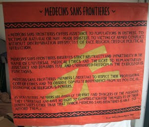 Wilfred Ukpong - Groot beschilderd doek , “Médecins Sans Frontières” – 117 x 125 cm - 1999 kopen? Bied vanaf 1!