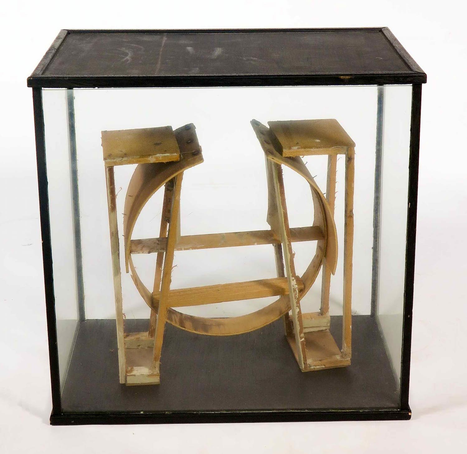 Jacqueline le Bleu - Houten object in vitrinekast verkocht voor € 1!