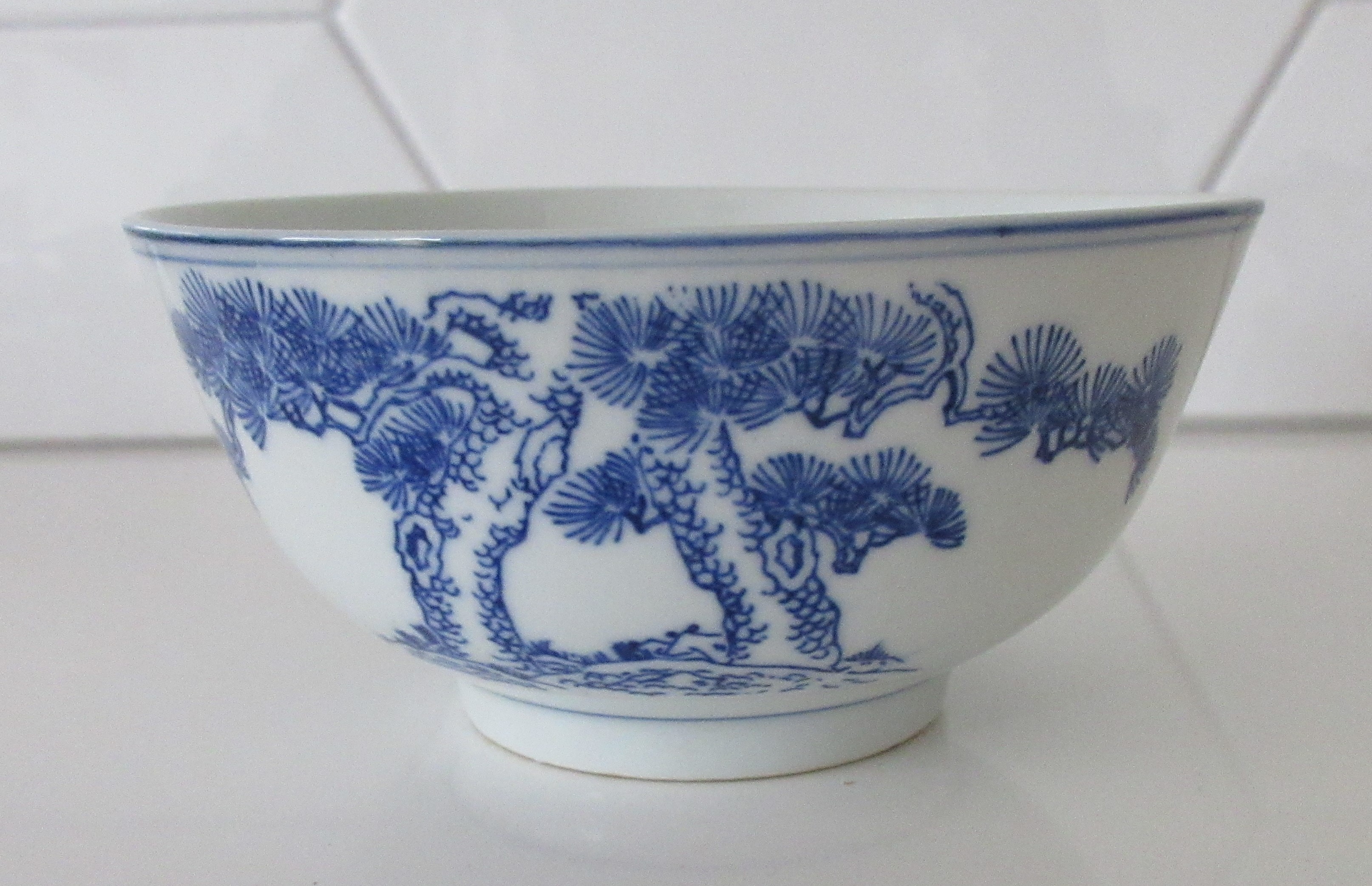 Niet of onleesbaar gesigneerd - Twee Chinese blauw witte porseleinen kommen kopen? Bied vanaf 1!