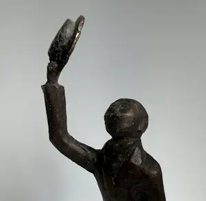 Theo van der Nahmer - Bronzen sculptuur | 'Man met hoed en paraplu ' / Flaneur' | 1968 kopen? Bied vanaf 400!