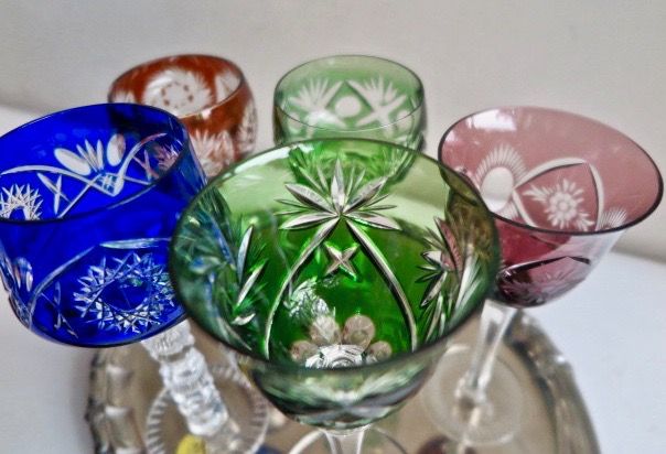 Niet of onleesbaar gesigneerd - 5 Boheemse gekleurde Stam Kelken - Geslepen loodkristal - 1920/30 kopen? Bied vanaf 1!