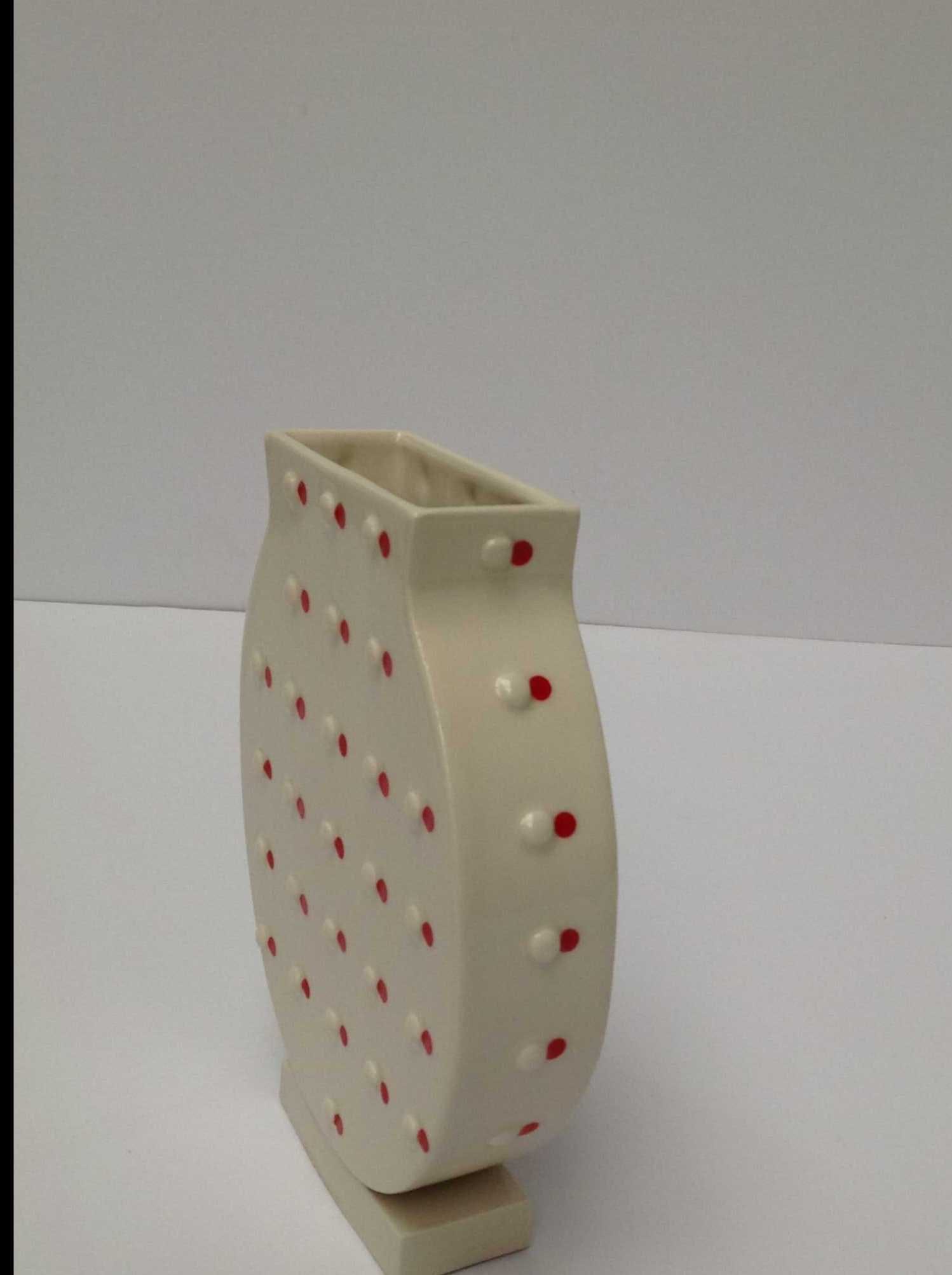 Kyoko Inatome - Vaas met noppen en rode stippen kopen? Bied vanaf 20!