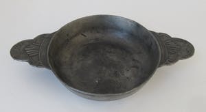 Niet of onleesbaar gesigneerd - Antieke 18e eeuwse tinnen brandewijn of papkom kopen? Bied vanaf 10!