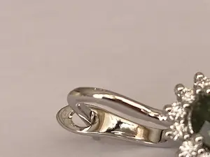 18-kt Witgouden oorbellen met groene saffier, ca 3,00 karaat en diamanten kopen? Bied vanaf 1100!