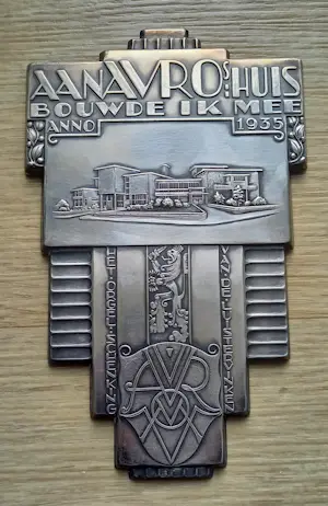Chris van der Hoef - Gero-zilver plaquette: Aan AVRO s huis bouwde ik mee. Anno 1935 kopen? Bied vanaf 80!