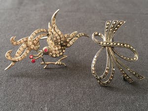1e gehalte Zilver - twee zilveren vintage broches: een vogel- en een fantasiebroche kopen? Bied vanaf 10!