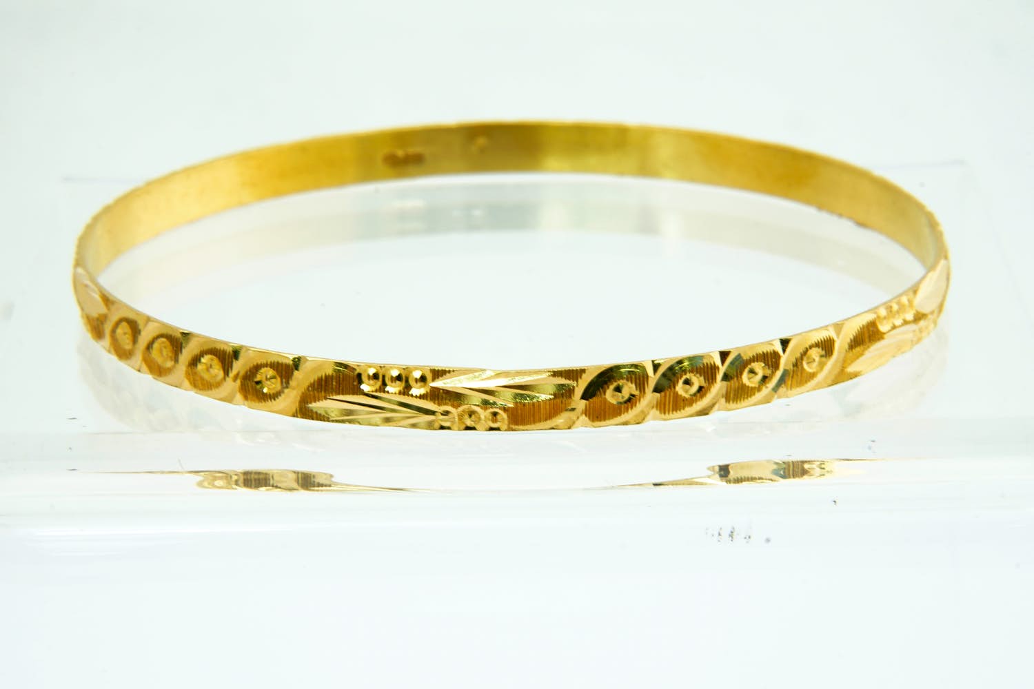 31-  Fraai bewerkte en gefaseerd afgewerkte 20kt geel-gouden armband kopen? Bied vanaf 580!