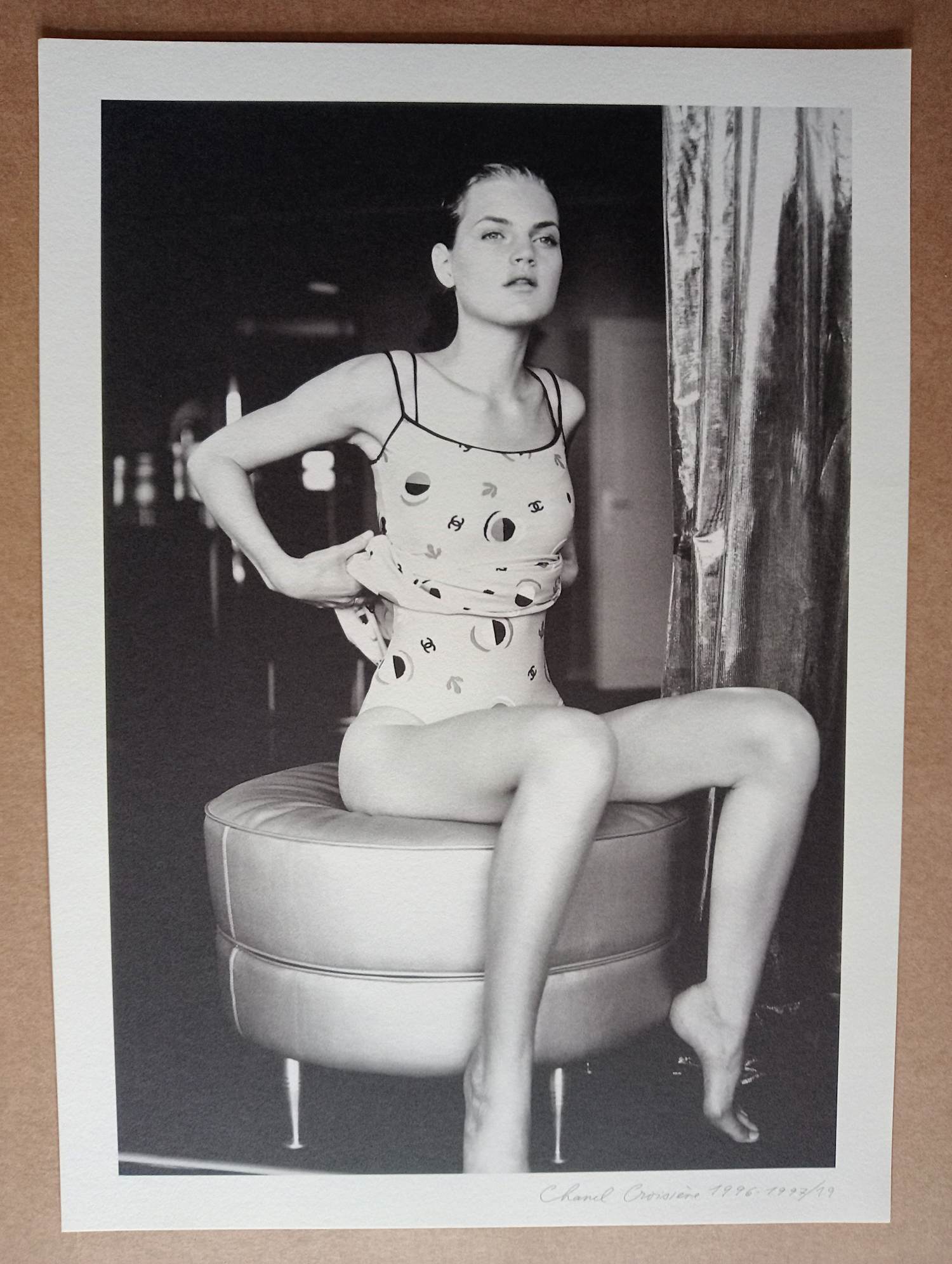 Karl Lagerfeld - Fotolitho Guinevere van Seenus Chanel 1996 kopen? Bied vanaf 50!