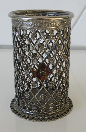 Niet of onleesbaar gesigneerd - Twee antieke filigraan zilveren glashouders - een met origineel glas - kopen? Bied vanaf 10!