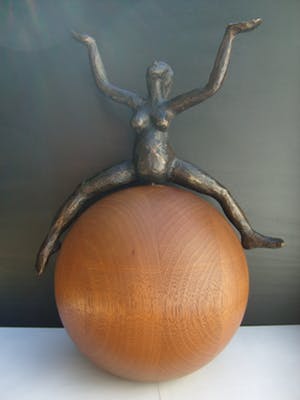 Brons (Onbekend) - Zwanger naakt op houten bol. kopen? Bied vanaf 125!