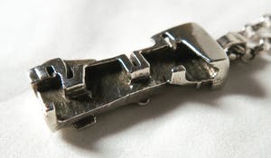 Ton van den Hout - Lot zilver (925) - Twee colliers met hangers en een lepel kopen? Bied vanaf 100!