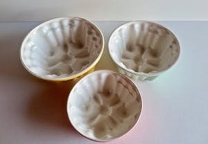 Firma Regout & Co - Antieke Puddingvormen met schotel - 3 kleuren (!)- Stapelbaar - Gemerkt kopen? Bied vanaf 129!