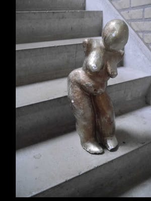 Niet of onleesbaar gesigneerd - dikke vrouw....beeld kopen? Bied vanaf 10!