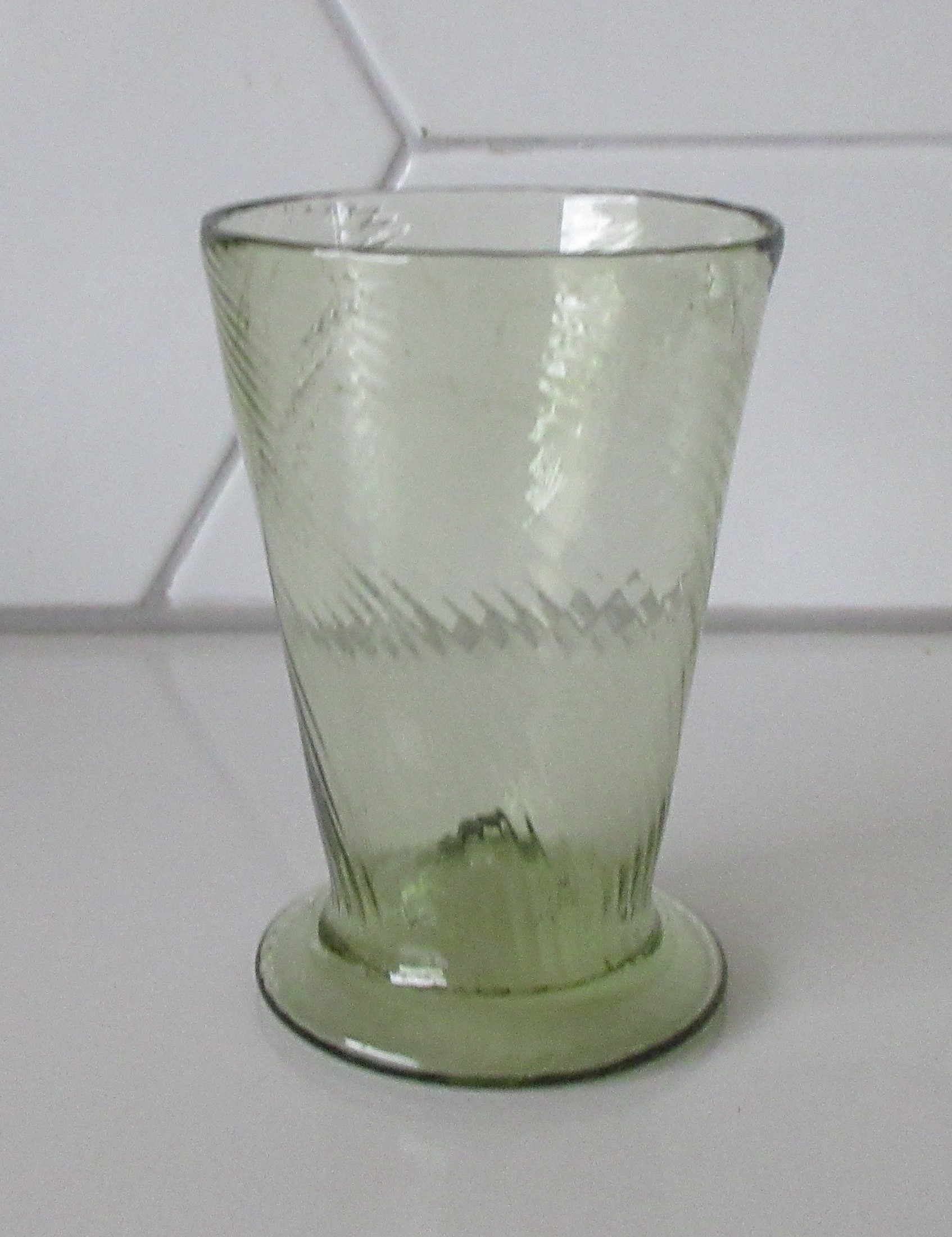 Niet of onleesbaar gesigneerd - Lichtgroen getordeerd hand geblazen glas gesigneerd Bovot verkocht voor € 1!