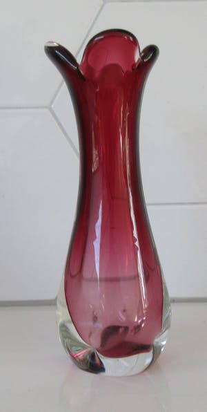 Niet of onleesbaar gesigneerd - Dubbelwandige Murano Sommerso Cranberry vrijgevormde vaas kopen? Bied vanaf 10!