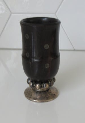 Niet of onleesbaar gesigneerd - Fruit houten bekertje met zwaar verzilverde noppen voet gesigneerd CM kopen? Bied vanaf 1!