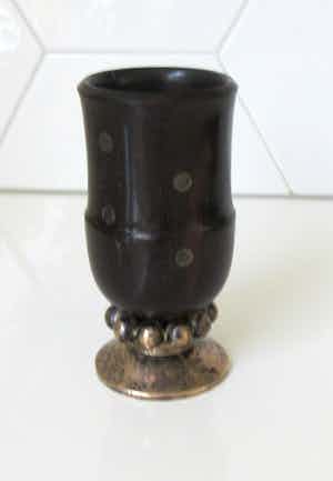 Niet of onleesbaar gesigneerd - Fruit houten bekertje met zwaar verzilverde noppen voet gesigneerd CM verkocht voor € 1!