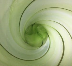 Niet of onleesbaar gesigneerd - HOGE GROENE GLAZEN DESIGNVAAS kopen? Bied vanaf 1!