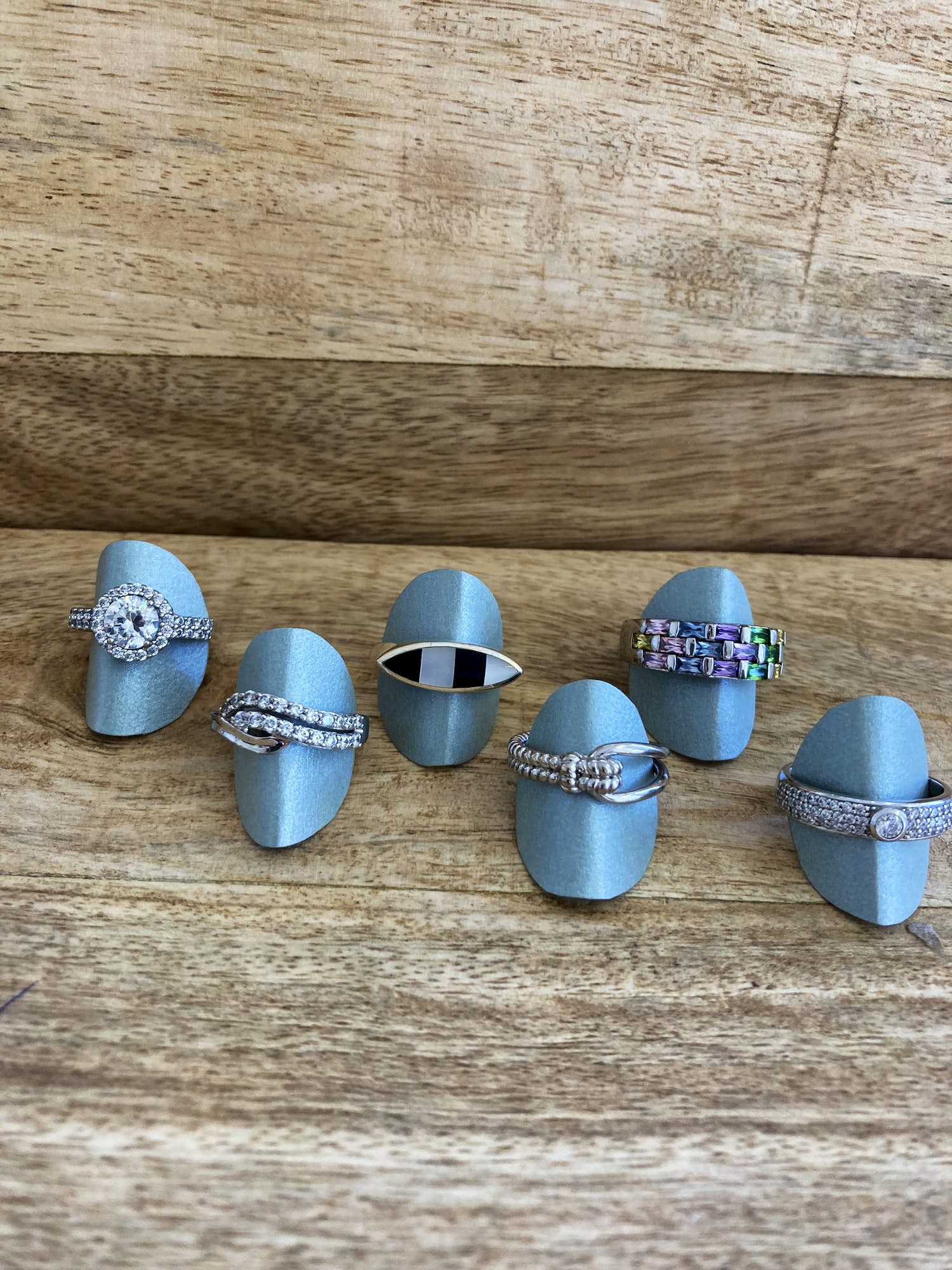 Een Lotje van zes zilveren ringen met kleurstenen en zirkonia verkocht voor € 45!