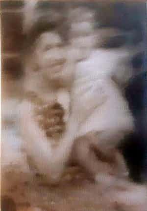 Erwin van Krey - Mutter und Kind verkocht voor € 200!