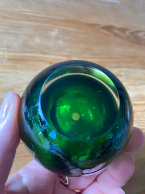 Vicke Lindstrand - Glazen bolvaasje groen in transparant glas kopen? Bied vanaf 35!