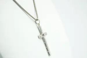 40 - Fijn 18Krt witgouden slangen collier & (0.10ct) diamanten kruis hanger kopen? Bied vanaf 290!