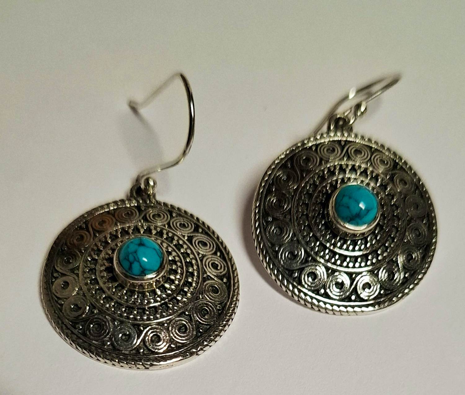 Nieuwe Zilveren oorbellen met ieder 3 facet geslepen aquamarijn kopen? Bied vanaf 60!