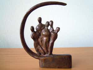 Brons (Onbekend) - Gesigneerd massief bronzen beeld van " GEZIN " verkocht voor € 65!