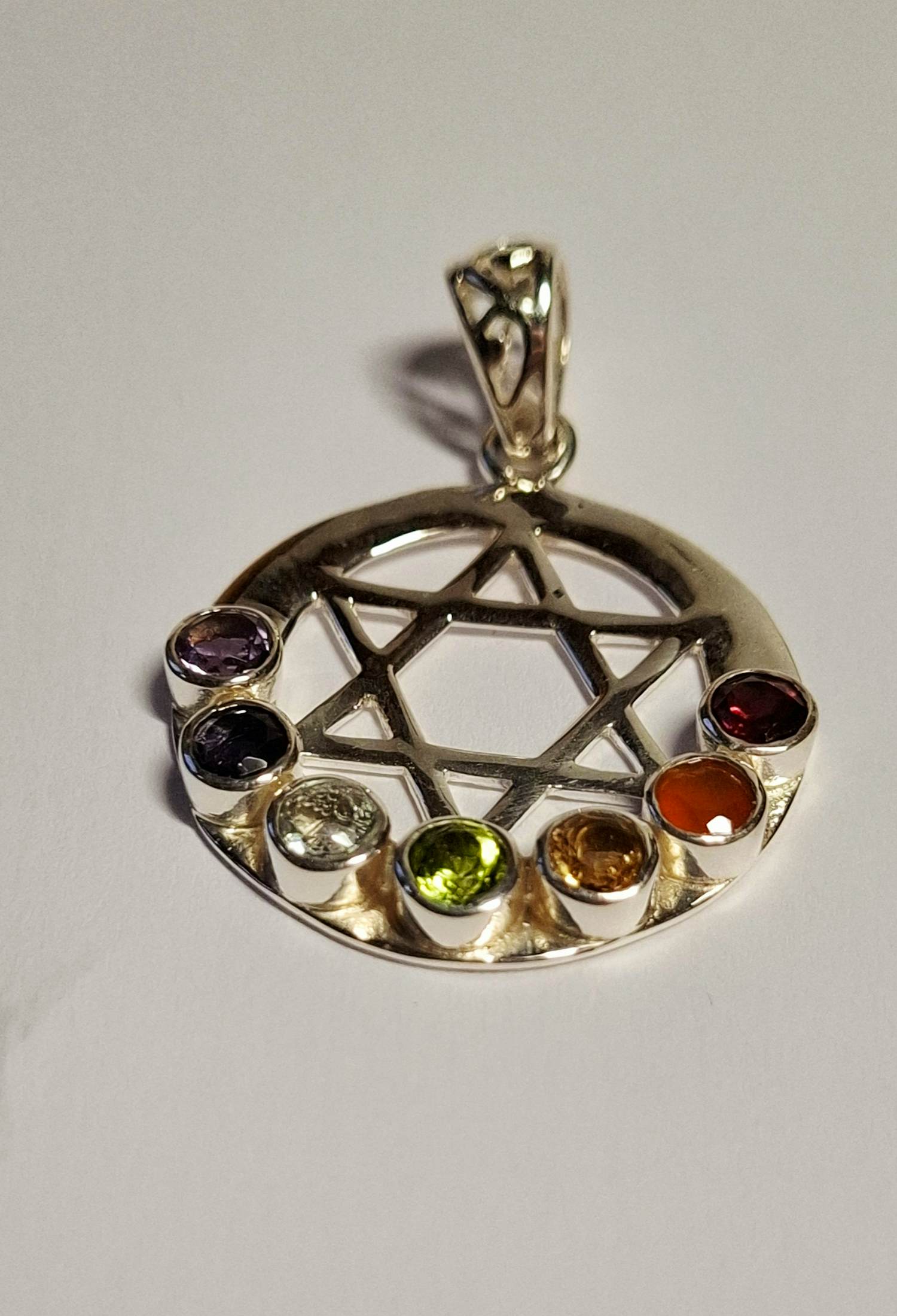 Nieuw zilveren Chakra hanger in de vorm van een hexagram verkocht voor € 55!