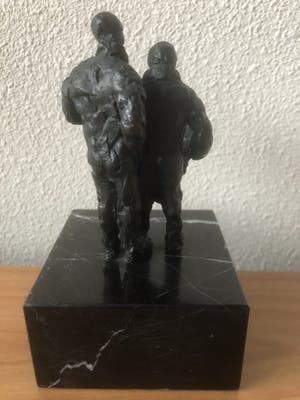 Brons (Onbekend) - Prachtig beeldje van 2 mensen die de krant lezen op marmeren sokkel. kopen? Bied vanaf 35!