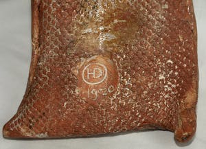 Heidi Daamen - Beeldje van keramiek , “2 Mensjes in een draagzak“ - gesigneerd - 1970 kopen? Bied vanaf 1!