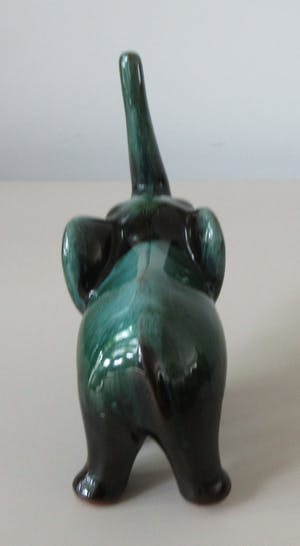 Niet of onleesbaar gesigneerd - Blue Mountain Pottery - Beeldje van een eend en een olifant kopen? Bied vanaf 1!