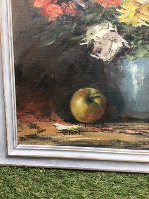 Niet of onleesbaar gesigneerd - Stilleven met bloemen in vaas met appel en papier. kopen? Bied vanaf 1!