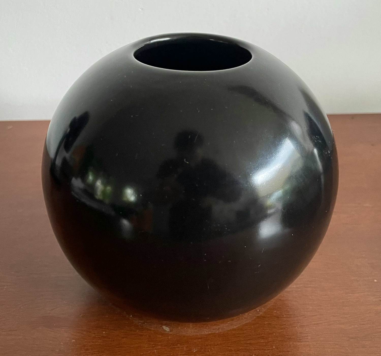 Keramiekfabriek Velsen - Zwart bolvaasje kopen? Bied vanaf 20!