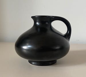 Plateelbakkerij Zenith - Mat zwart platelen kannetje of vaasje model 133 kopen? Bied vanaf 1!