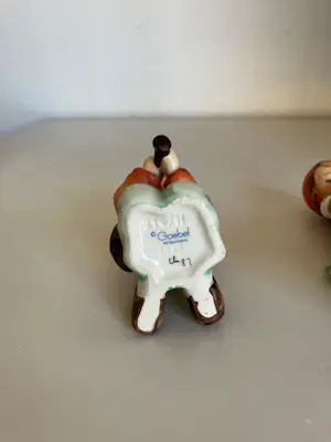 Porzellanfabrik W. Goebel - Spelende jongen met fluit - TMK6/ meisje met bezem - TMK5 kopen? Bied vanaf 79!