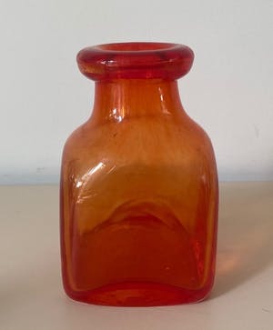 Niet of onleesbaar gesigneerd - Vintage Scandinavische oranje-rode glazen flesvaas kopen? Bied vanaf 1!