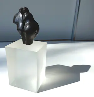 Ati Emmerik - Man en vrouw, bronzen beeld op perspex sokkel kopen? Bied vanaf 195!