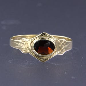 14K Goud - geelgouden ring bezet met granaat - ringmaat 16 (50) kopen? Bied vanaf 50!