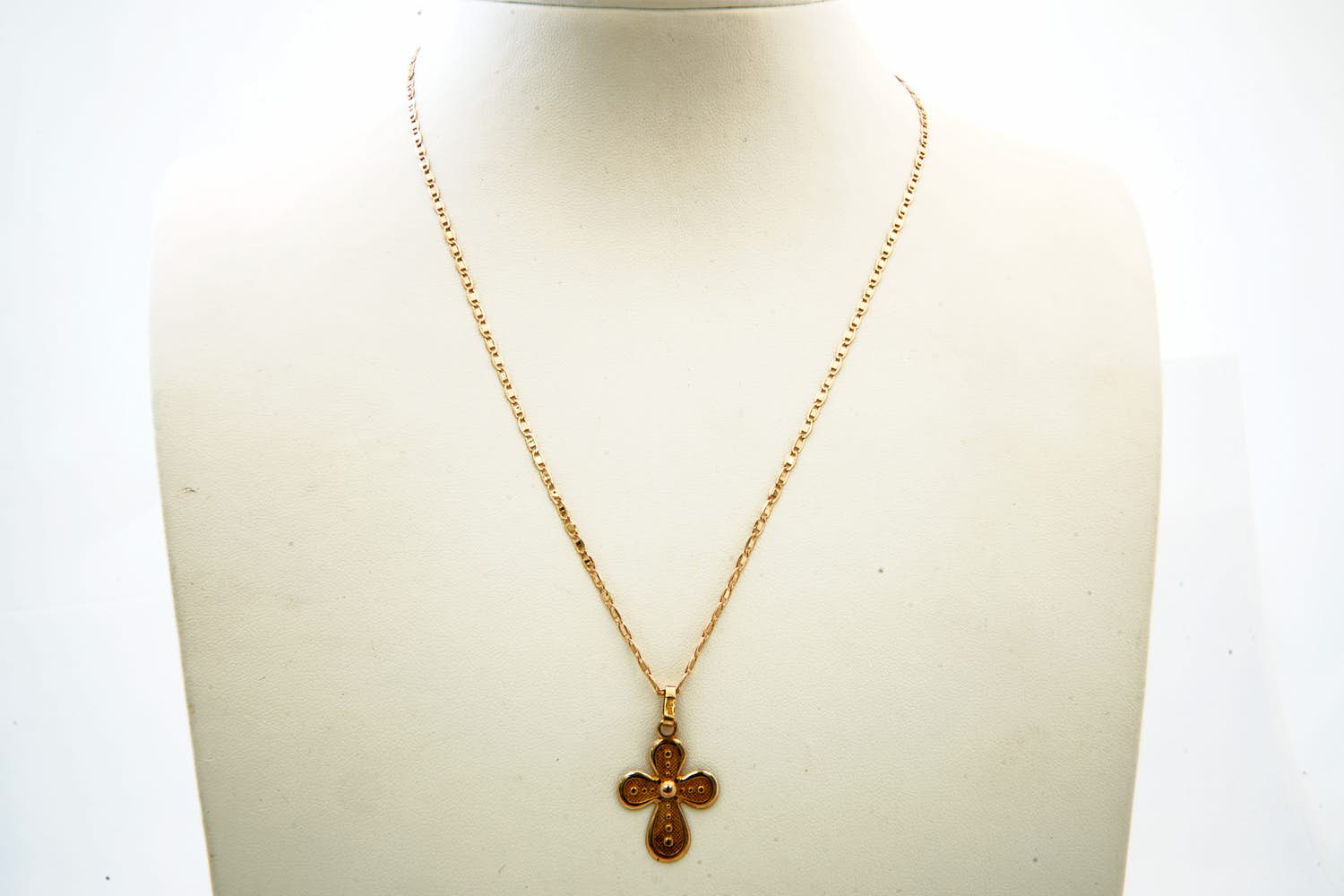 68 - Sierlijke 14 karaat rosé gouden collier met kruishanger kopen? Bied vanaf 140!