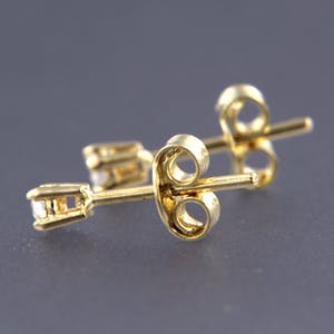 14K Goud - geelgouden solitair oorstekers met briljant geslepen diamant kopen? Bied vanaf 135!