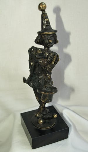 Corry Ammerlaan - Beeldje van verbronsd tin op kunstmarmeren voet , “CliniClown“ , Clown met hoed kopen? Bied vanaf 25!