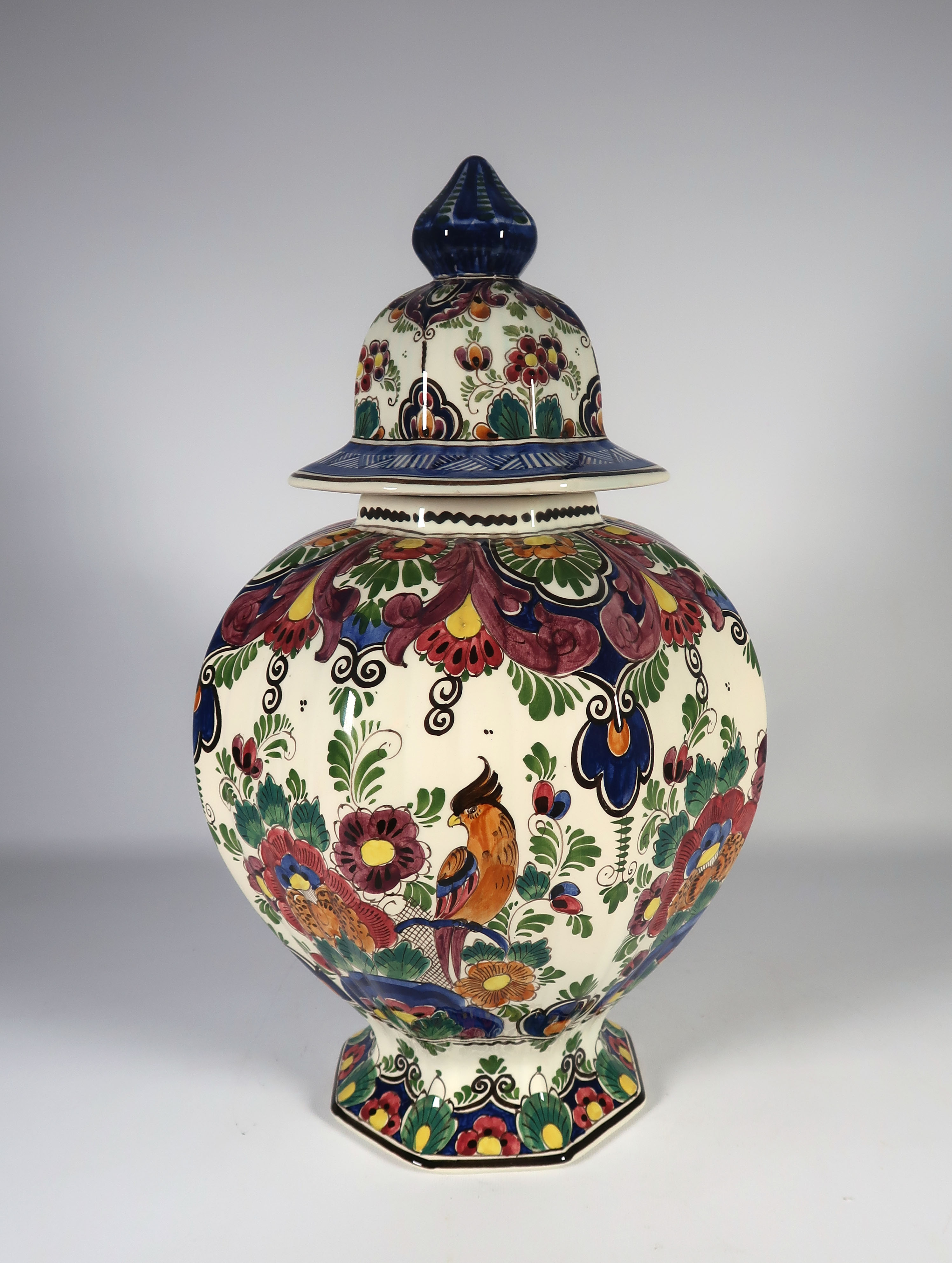 Keramiekfabriek Velsen - Aardewerk, Polychrome dekselvaas kopen? Bied vanaf 1!