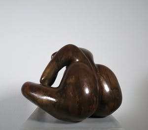 Niet of onleesbaar gesigneerd - Keramiek, Geglazuurd sculptuur van een voormalige danseres kopen? Bied vanaf 1!