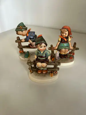 Porzellanfabrik W. Goebel - DRIE OP EEN HEK< prachtige oude hummels nrs. 111,112 en 201 - TMK4 kopen? Bied vanaf 98!