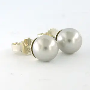 Zilveren oorknoppen bezet met een licht grijze parel – 1.8 gram kopen? Bied vanaf 10!
