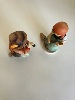 Porzellanfabrik W. Goebel - Spelende jongen met fluit - TMK6/ meisje met bezem - TMK5 kopen? Bied vanaf 79!