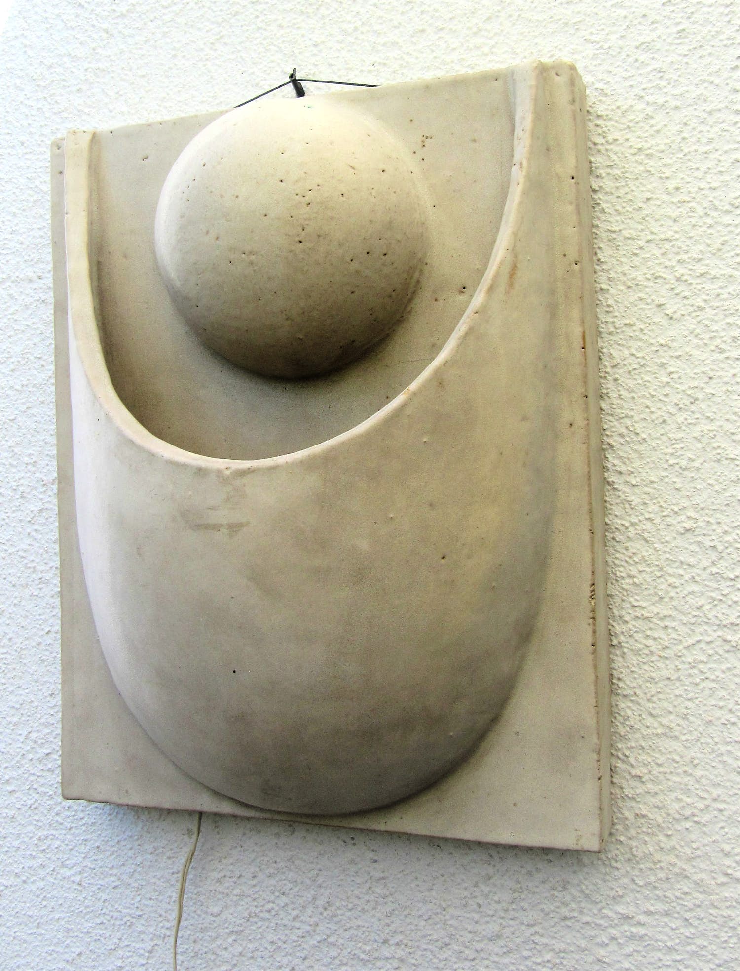 Walburga Külz - Keramik Wandleuchte weiss mit Kugel verkocht voor € 180!