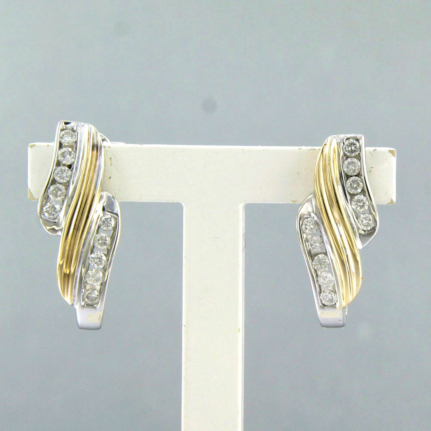 14k bicolour gouden oorknoppen bezet met briljant geslepen diamant tot. 0,20ct kopen? Bied vanaf 410!