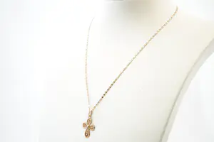 68 - Sierlijke 14 karaat rosé gouden collier met kruishanger kopen? Bied vanaf 140!